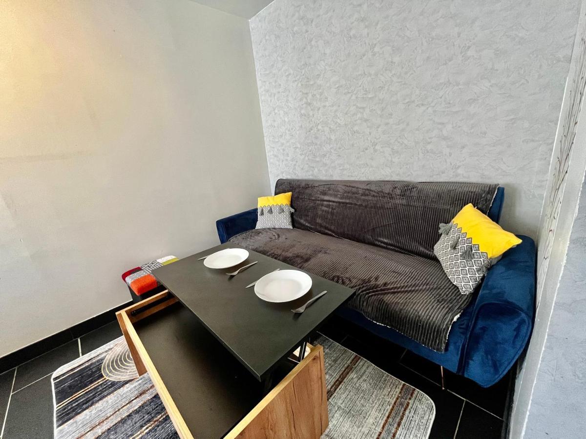 Au Quartier Pavillonnaire Rue D Ambert *